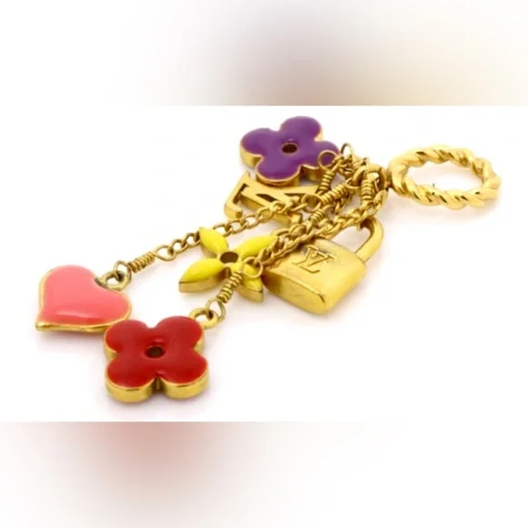 Louis Vuitton M65391
Pandantif Sweet Monogram bag charm
Like new condition - Picture 3 of 5